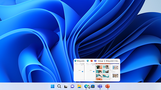 Hovering over the Windows 11 taskbar to preview snap groups